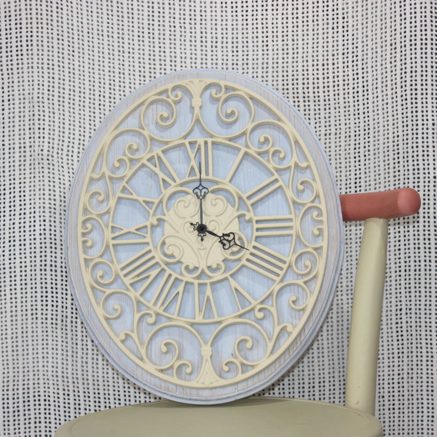 Krásne hodiny maľované kriesovou farbou od Annie Sloan.