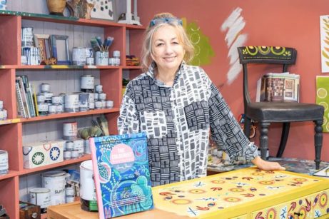 Annie Sloan v obchode dizajnér, maliar, veľa inšpirácie a tvorivosti.