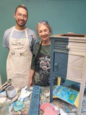 Annie Sloan, syn, chalk paint farba na nábytok.