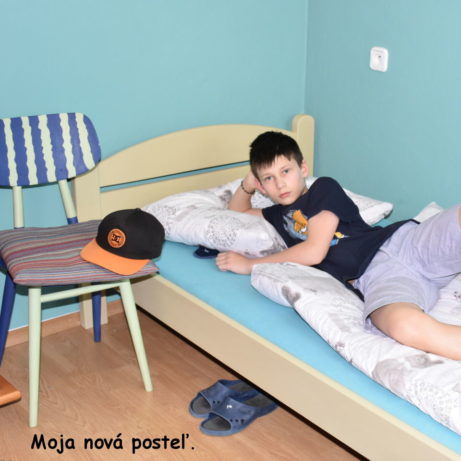 posteľ maľovaná kriedovou farbou Annie Sloan